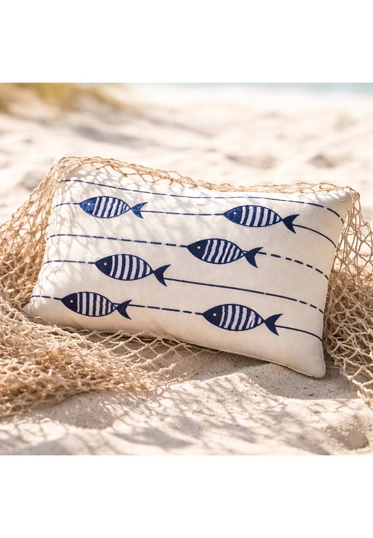 J-LINE Kissen Fisch weiss blau, Frontansicht. Ein cremefarbenes Kissen mit einem Muster aus mehreren Reihen blauer Fische und durchgezogenen Linien.