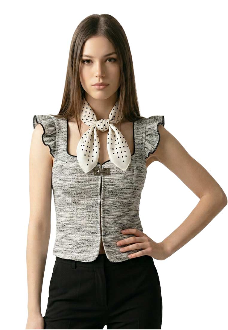 Frontansicht des Schmuckzauber Nickituch Pünktchen weiss, ein elegantes Accessoire mit weißer Grundfarbe und schwarzen Punkten, geknotet am Hals.