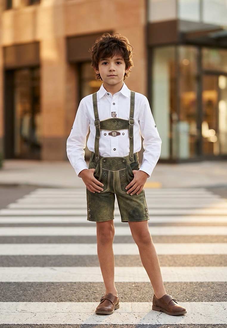 Frontansicht eines Jungen in Isar Trachten Kinderlederhose Schiefer, eine klassische Trachtenlederhose in Grau mit Latz und Hosenträgern.