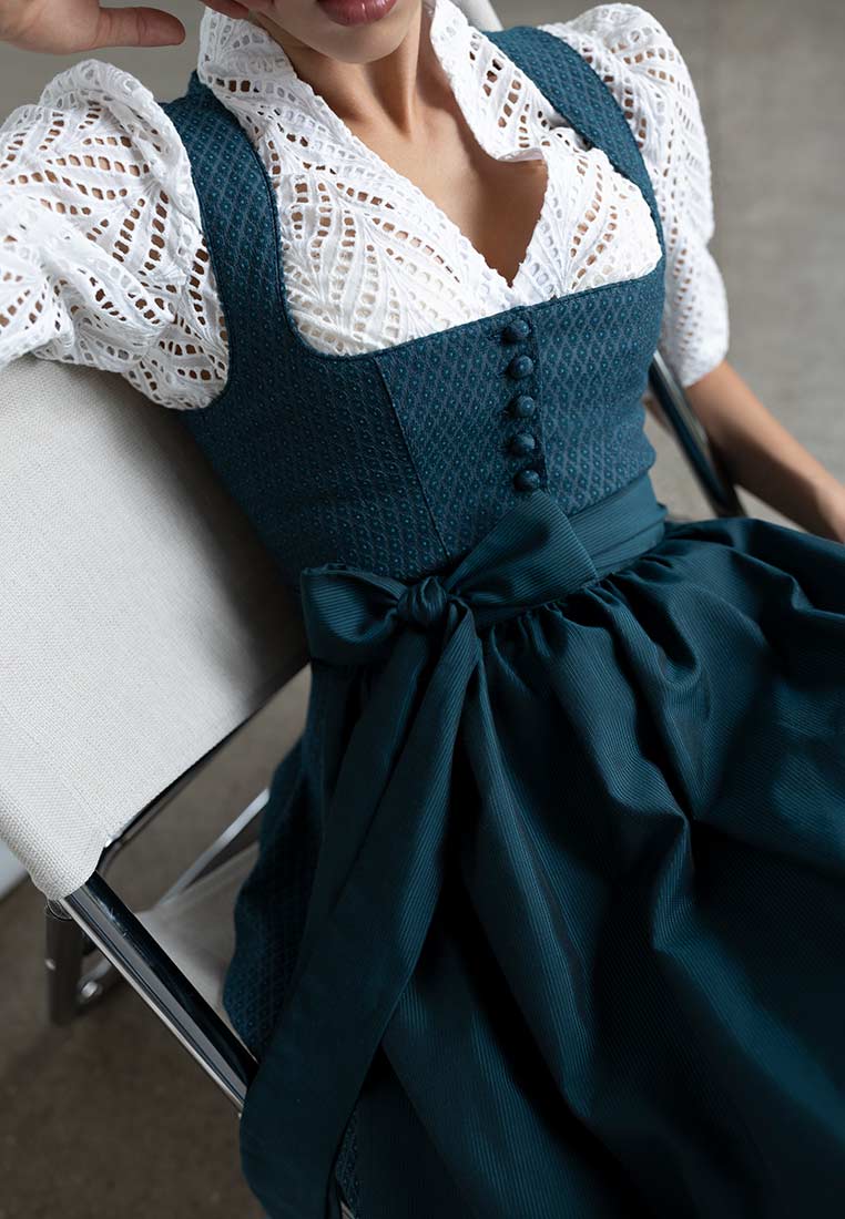 Madame Marie Dirndlbluse Norelin weiss Frontansicht mit detailreicher Spitze und Knopfleiste. Hochwertig und elegant.