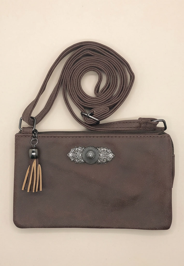 Taschenzauber Trachtentasche Marie in Kaffee, Frontansicht. Die Tasche hat einen Reissverschluss und ist mit einem Anhänger und einer Zierplakette verziert.