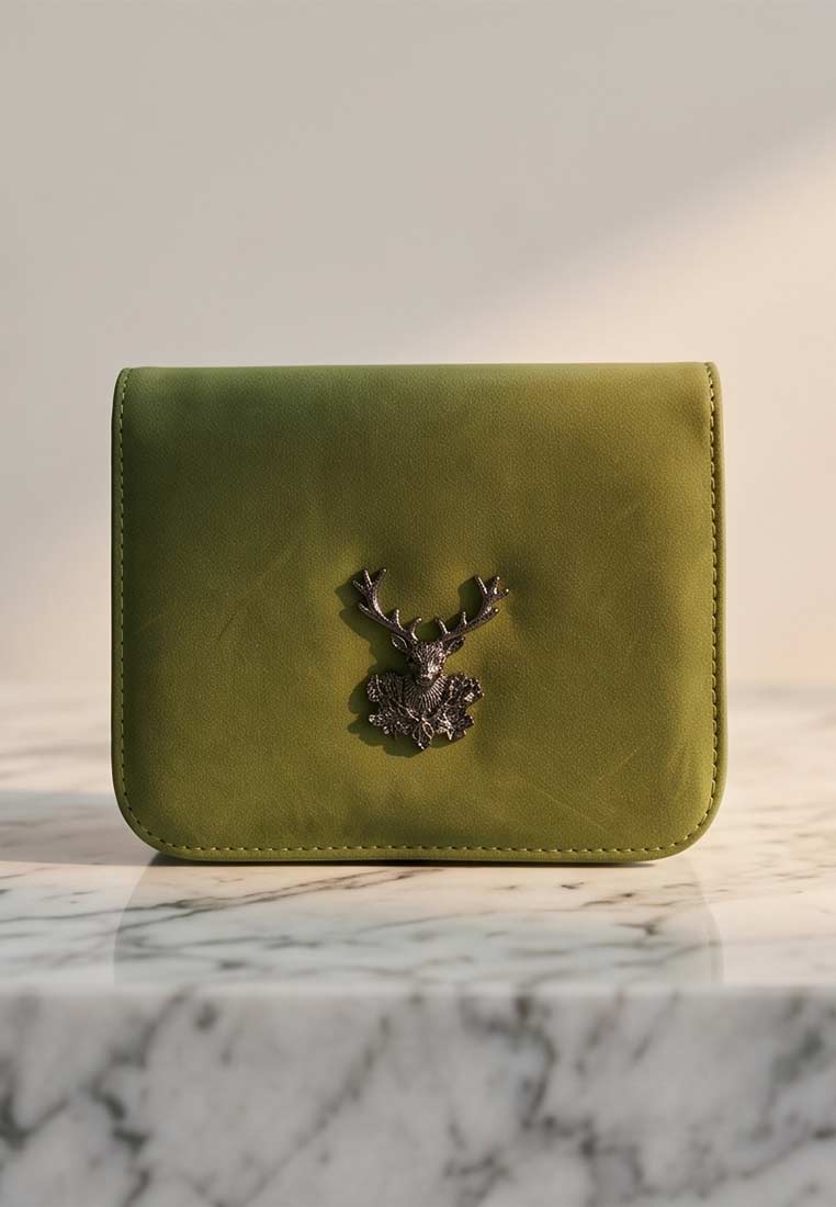 PAN Lederwaren Trachtentasche Eluisa lindengrün, Frontansicht, lindgrüne Tasche mit Hirsch-Applikation und sichtbaren Nähten.