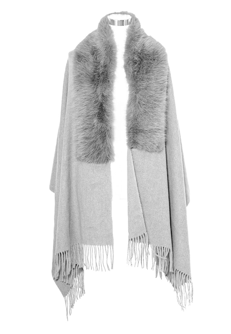 Luise Steiner Trachtenponcho mit Kunstfell grau, Frontansicht. Eleganter Poncho mit kuscheligem Kunstfellkragen und Fransenabschluss.