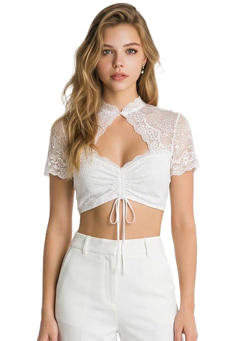 Nina von C. Dirndlbluse Alexa, Frontansicht einer weißen Spitzenbluse mit kurzen Ärmeln und einem rückenfreien Design, welches vorne geschnürt wird.