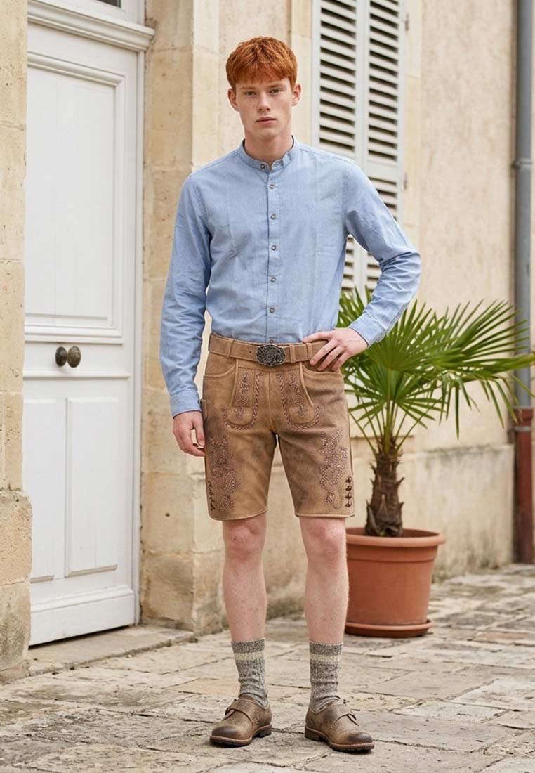 PURE Trachtenhemd Untersee hellblau Herrenhemd, Frontansicht in Hellblau mit Bandkragen und Knopfleiste, kombiniert mit brauner Lederhose.