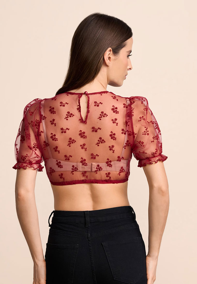 Krüger Dirndlbluse Henna bordeaux: Rückansicht einer kurzärmeligen Bluse mit Blumenmuster, rüschenartigen Ärmelbündchen und einem Schlüssellochverschluss im Nacken.