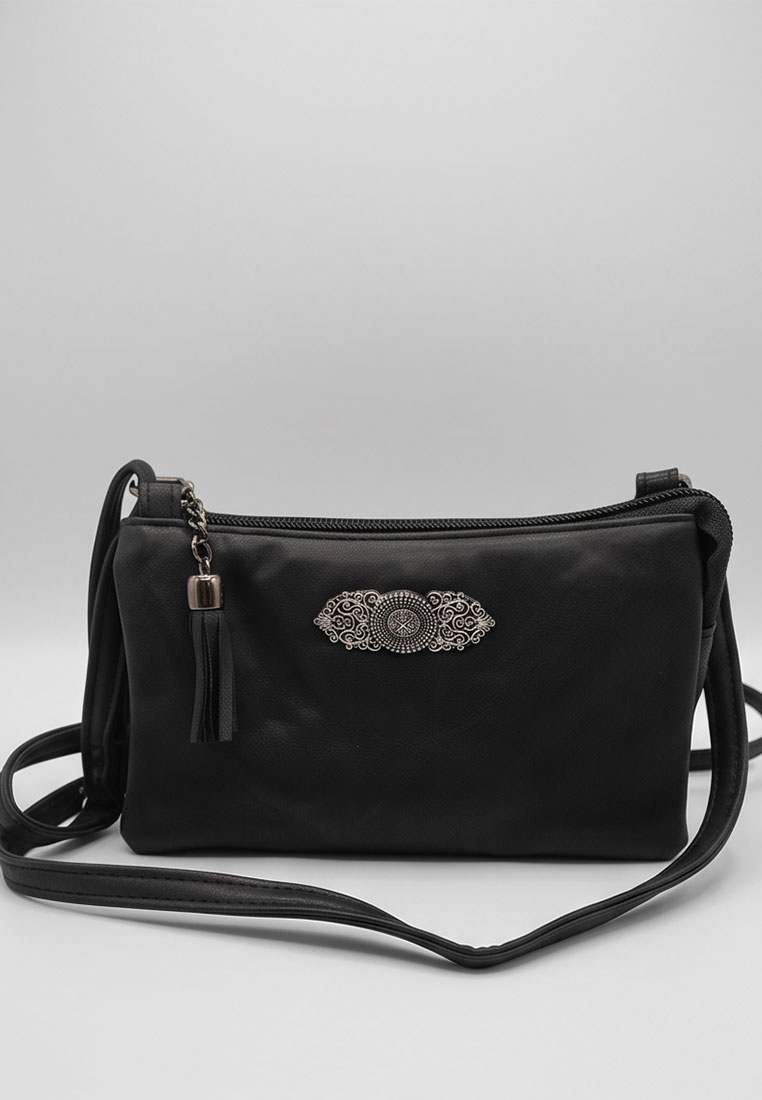Taschenzauber Trachtentasche Marie schwarz, Frontansicht, mit Reißverschluss und auffälligem Anhänger.