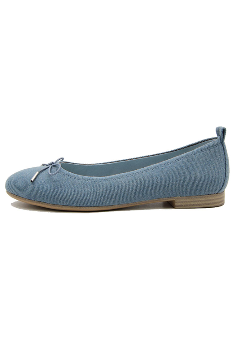 Tamaris Ballerina denim, Seitenansicht, hellblaue Ballerina aus Denim mit Schleifen-Detail und kleinem Absatz.
