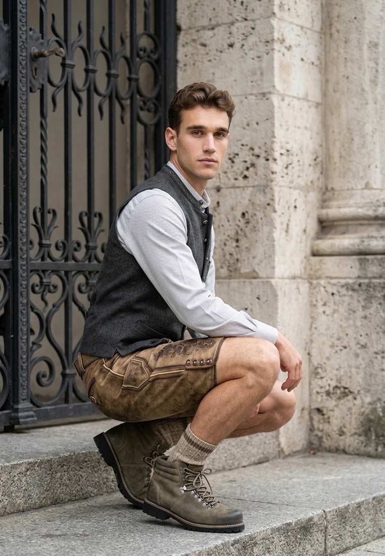 Stockerpoint Trachtenweste Devito grau, Frontansicht. Die Weste ist grau und hat sichtbare Knöpfe.