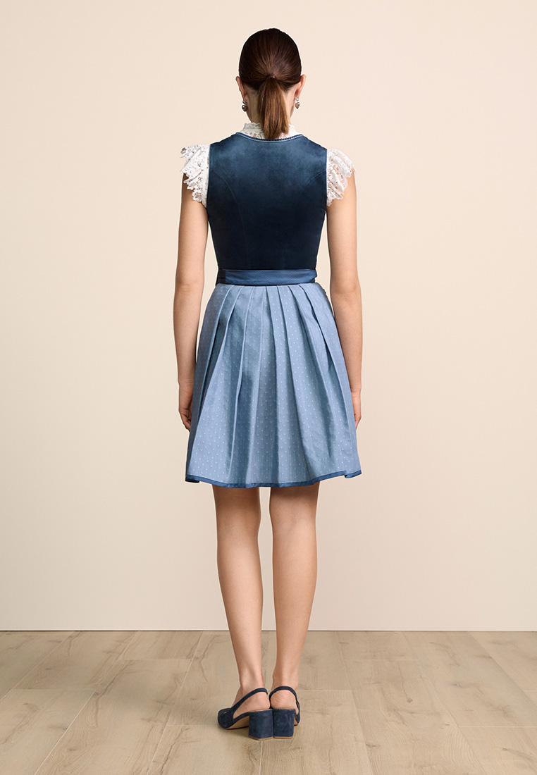 Rückansicht des Dirndls Luriel blau 50cm von Krüger, einem kurzen blauen Dirndl mit gepunktetem Rockteil und Samt-Mieder.