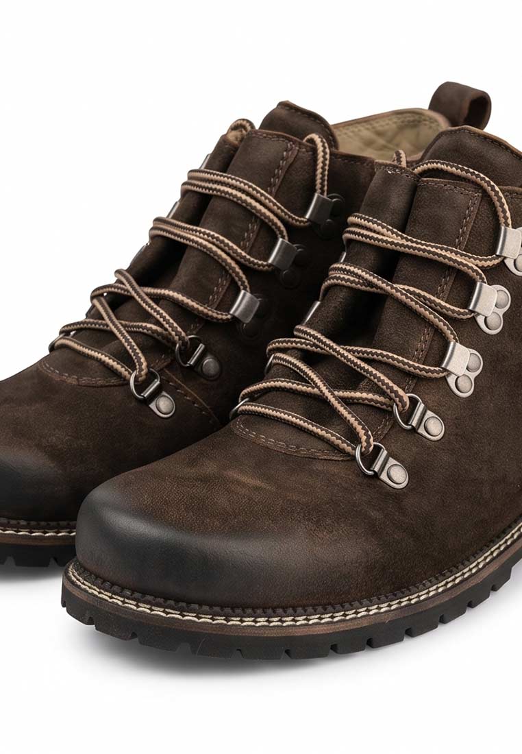 MeiSchua Trachtenboots Jake dunkelbraun: Frontansicht eines Paares dunkelbrauner Trachtenstiefel aus Wildleder mit sichtbaren Schnürsenkeln und silbernen Ösen.