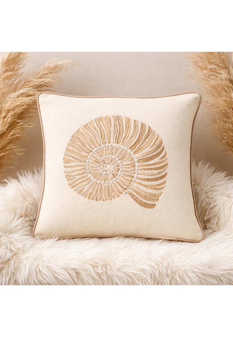J-LINE Baumwollkissen Muschel in Creme mit gesticktem Muschel-Motiv, Frontansicht. Das Kissen hat eine klare Umrandung.