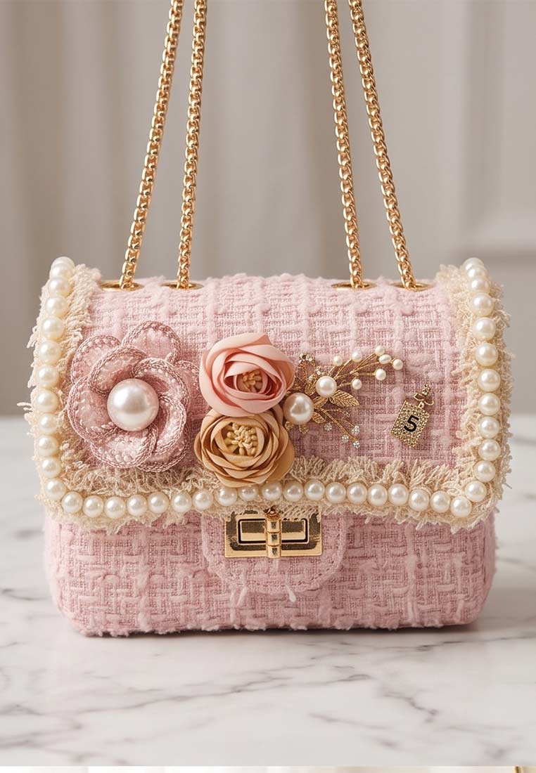 Frontansicht der Schmuckzauber Tweed Trachtentasche Glamour in Rosa mit Perlenbesatz und Blumenapplikationen.