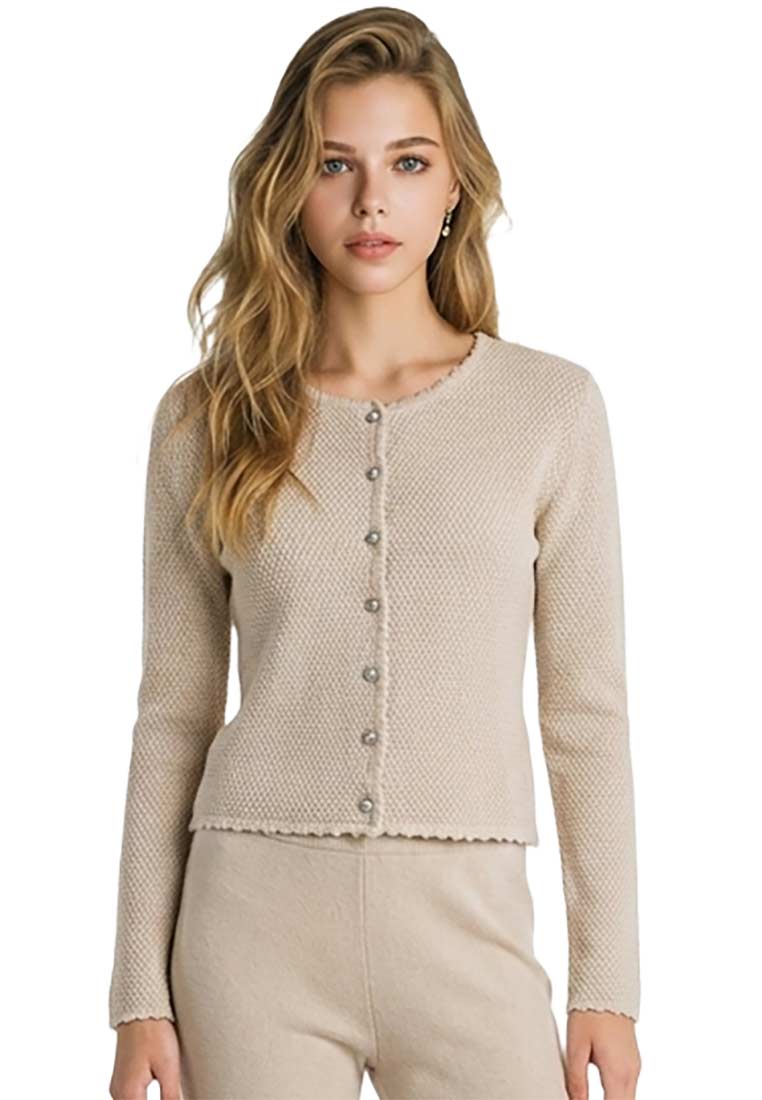 Marjo Trachtenstrickjacke Vilseck taupe, Frontansicht einer Frau in einer taupefarbenen Strickjacke mit durchgehender Knopfleiste und langen Ärmeln.