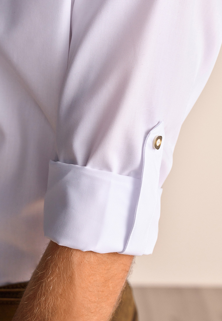 Krüger Trachtenhemd Niko weiss, Frontansicht des Ärmels mit hochgeschlagenem Bündchen und Knopfverschluss.