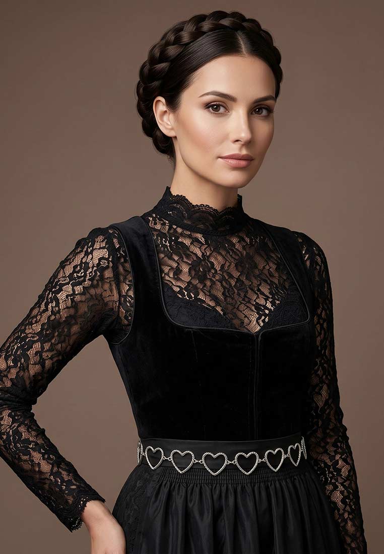 Alpenflüstern Dirndl Schürzenkette gezwirbeltes Herz silber. Frontansicht des eleganten Schmuckstücks mit herzförmigen Anhängern.