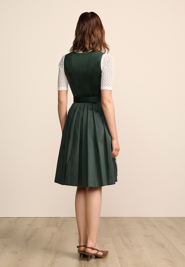 Rückansicht des Krüger Dirndl Lovira in Dunkelgrün, 60cm Rocklänge, mit sichtbarem Bund und Faltenrock.